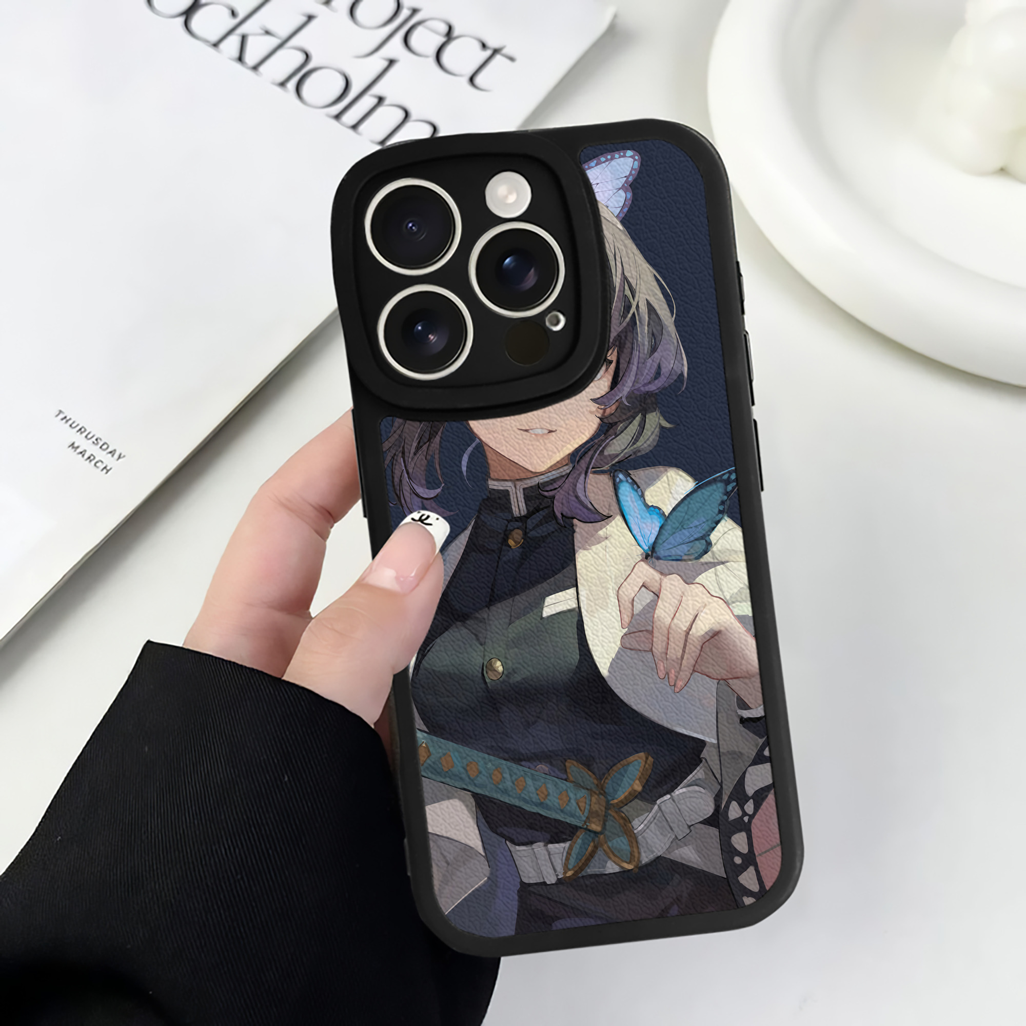 （画像用） 鬼滅の刃（きめつのやいば）蟲柱-胡蝶 しのぶ／こちょう しのぶ Kochou Shinobu 【iPhone 16シリーズ対応】シリコンスマホケース（レザー調） 材質：シリコン